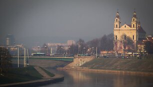 Degėsiais dvokiantis rūkas Vilniuje.