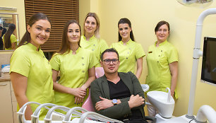 Algimantas Minalga-Soliaris su odontologijos klinikos darbuotojais