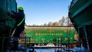 Stasylų geležinkelio pasienio kontrolės punkte tikrinami „Belaruskalij“ vagonai