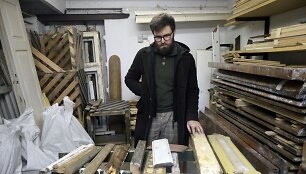 P. Konkulevičius garaže laiko sukauptą tarpukario baldų, Kauno Žaliakalnio medinių namų fasado dalių ir furnitūrų kolekciją. 