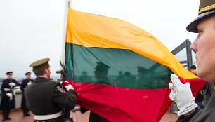 Gedimino pilies bok&scaron;te i&scaron;kelta Lietuvos vėliava