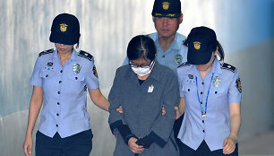 Choi Soon-sil atvedama į teismą