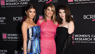 Lori Loughlin su dukromis Olivia Giannulli ir Isabella Rose Giannulli