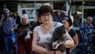 Savo namus palikę ukrainiečiai laukia autobusų stotyje