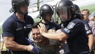Migrantai i&scaron;laipinami prie pabėgėlių stovyklos Bičkėje