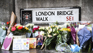 Pagerbiamos i&scaron;puolio ant Londono tilto aukos