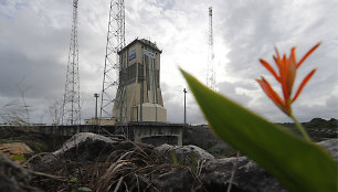 Šiame mobiliajame aptarnavimo bokštelyje Kuru kosmodrome – rusiška raketa „Sojuz“