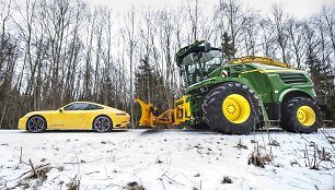 Kas bendra tarp sporti&scaron;ko &bdquo;Porsche 911 Carrera 4S&ldquo; ir traktoriaus &bdquo;John Deere&ldquo;?