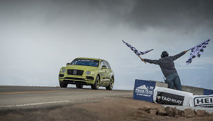 „Bentley Bentayga“ kerta „Pikes Peak“ finišo liniją