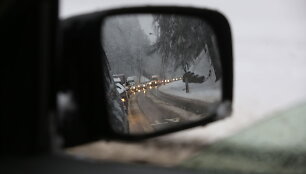 Eismą &scaron;alies keliuose sunkina plikledis ir &scaron;lapdriba