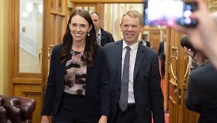 Buvusi Naujosios Zelandijos premjerė J.Ardern ir Ch.Hipkinsas