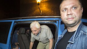 Aleksandras Borodajus (de&scaron;inėje) su ESBO stebėtoju