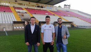 &bdquo;Sūduvos&ldquo; direktorius Karolis Skinkys, Renanas Oliveira ir agentas Aleksa Sredojevičius.
