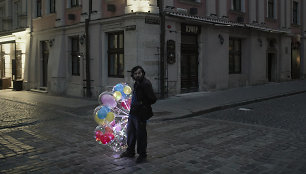 Vyras, per komendanto valandą pardavinėjantis balionus