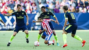 &bdquo;Arsenal&ldquo; žaidėjai stabdo varžovą
