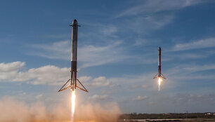Leidžiasi &scaron;oniniai &bdquo;Falcon Heavy&ldquo; moduliai