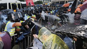 Honkongo policija protestuotojus vaikė ašarinėmis dujomis.