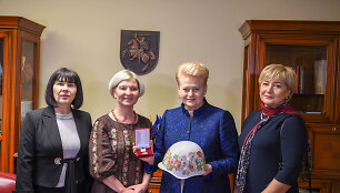 Dalia Grybauskaitė apdovanota už paramą Ukrainos žmonėms