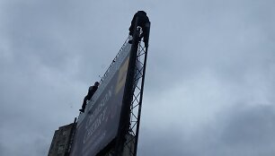 Kaune reklamas ant stendų darbininkai kabino be jokių apsaugų