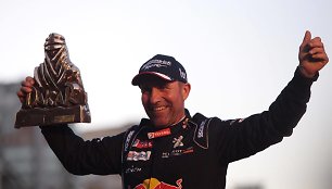 „Peugeot“ komandos triumfas ant Dakaro finišo podiumo