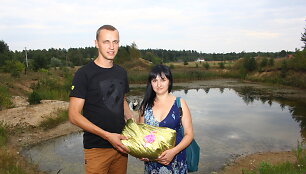 Jaunavedžiai vietoje gėlių papra&scaron;ė padovanoti maisto keturkojams