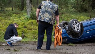 Kelyje Barčiai &ndash; Varėna nuo kelio nulėkė ir apvirto automobilis