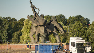 Rygoje demontuojamas sovietinis paminkas