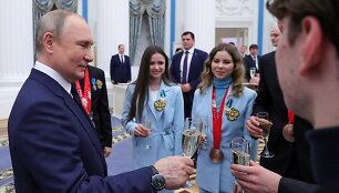 Vladimiras Putinas sveikino Rusijos atletus po Pekino žiemos olimpinių žaidynių.
