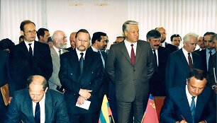 Lietuvos UR ministras A. Saudargas ir RF UR ministras A. Kozyrevas pasira&scaron;o Protokolą. Maskva, 1991-07-29 d. 