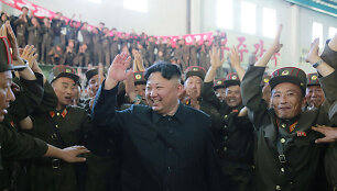 &Scaron;iaurės Korėjos lyderis Kim Jong-unas tarp &scaron;alies Gynybos mokslų akademijos darbuotojų