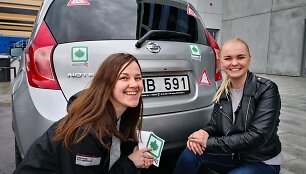 Dina Sergijenko (kairėje), 15min Gazas žurnalistė, ir Olga Židovlenkova, vairavimo instruktorė