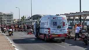 Izraelio gelbėjimo tarnybos Tel Avive po i&scaron;puolio prie&scaron; karį