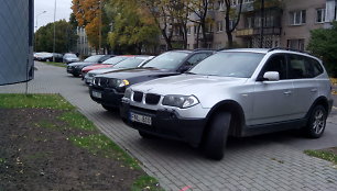 Automobiliai sustatyti ant šaligatvio