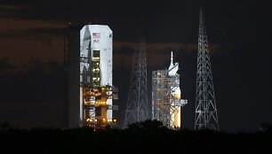 Raketa &bdquo;Delta IV&ldquo; su &bdquo;Orion&ldquo; kapsule prie&scaron; pakilimą.