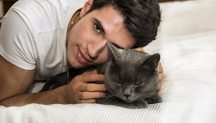 Vaikinas su katinu