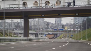 Atidaryta Vilniaus vakarinio aplinkkelio atkarpa iki Pilaitės prospekto.