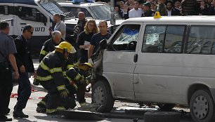 Palestinietis Jeruzalėje savo mikroautobusą nukreipė būrį žmonių.