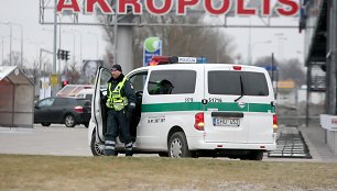 Iš Šiaulių „Akropolio“ evakuoti žmonės – pareigūnai ieško bombos