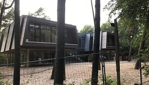 Į gyvenamąjį namą pana&scaron;us pastatas Palanga, kuris dokumente įvardinamas kaip du&scaron;inės