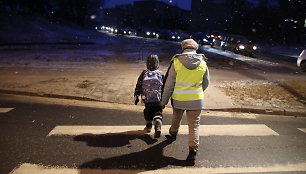 Senjorai padės Vilniaus moksleiviams kirsti gatvę