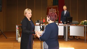 Vilmai Venslauskienei po priesaikos įteikiamas tarybos narės pažymėjimas