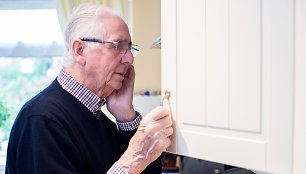 Pirmuosius Alzheimerio ligos požymius galima išvysti akyse