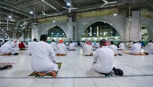 Saudo Arabija atnaujino pamaldas islamo &scaron;venčiausioje vietoje