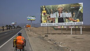 Ry&scaron;kus kontrastas tarp reklamų ir nykaus Peru peizažo