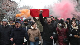 Nikolo Pa&scaron;iniano atsistatydinimo reikalaujantys protestuotojai Jerevane