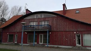 Juodkrantėje pastate, vėliau pripažintame nelegaliu, butus nusipirkę žmonės atsidūrė teisme. Juos siekiama i&scaron;keldinti, o statytojai neskuba atsiskaityti. 