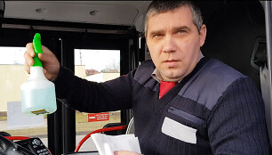 Vilniaus autobusų vairuotojai naudoja dezinfekcinį skystį