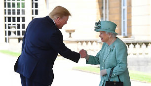 Karalienė Elizabeth II pasitiko D.Trumpą Bakingamo rūmuose