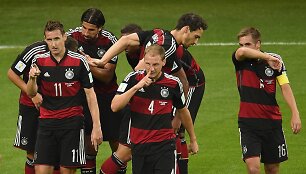 Vokietijos futbolininkai džiaugiasi Toni Krooso (kairėje) įvarčiu