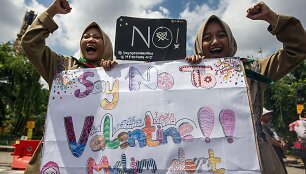 Indonezijos musulmoni&scaron;kos mokyklos moksleiviai protestuoja prie&scaron; Valentino dieną